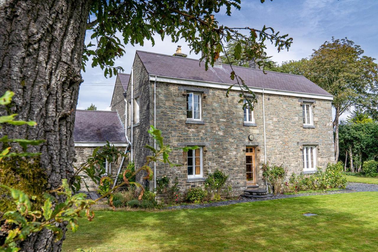 Taldraeth - Old Vicarage Guest House Penrhyndeudreath Exteriör bild