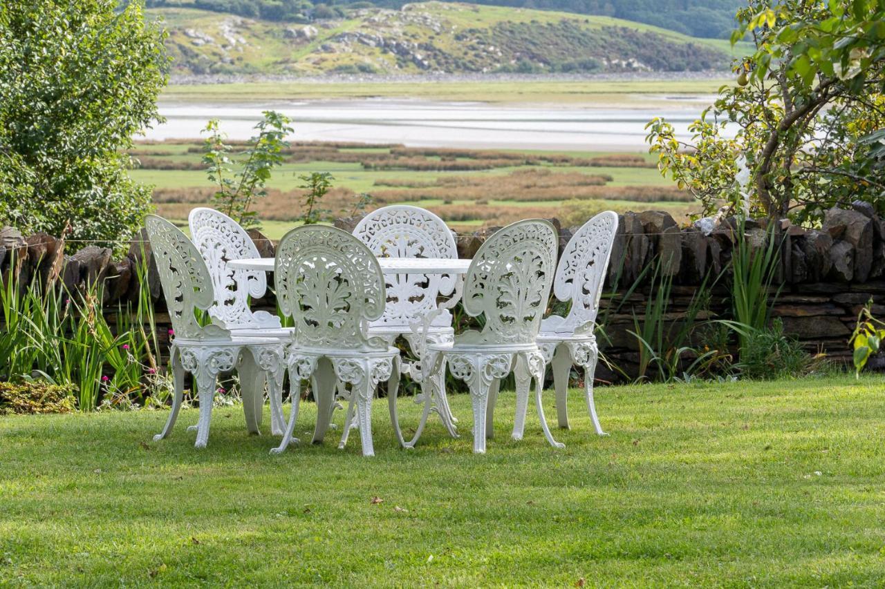 Taldraeth - Old Vicarage Guest House Penrhyndeudreath Exteriör bild